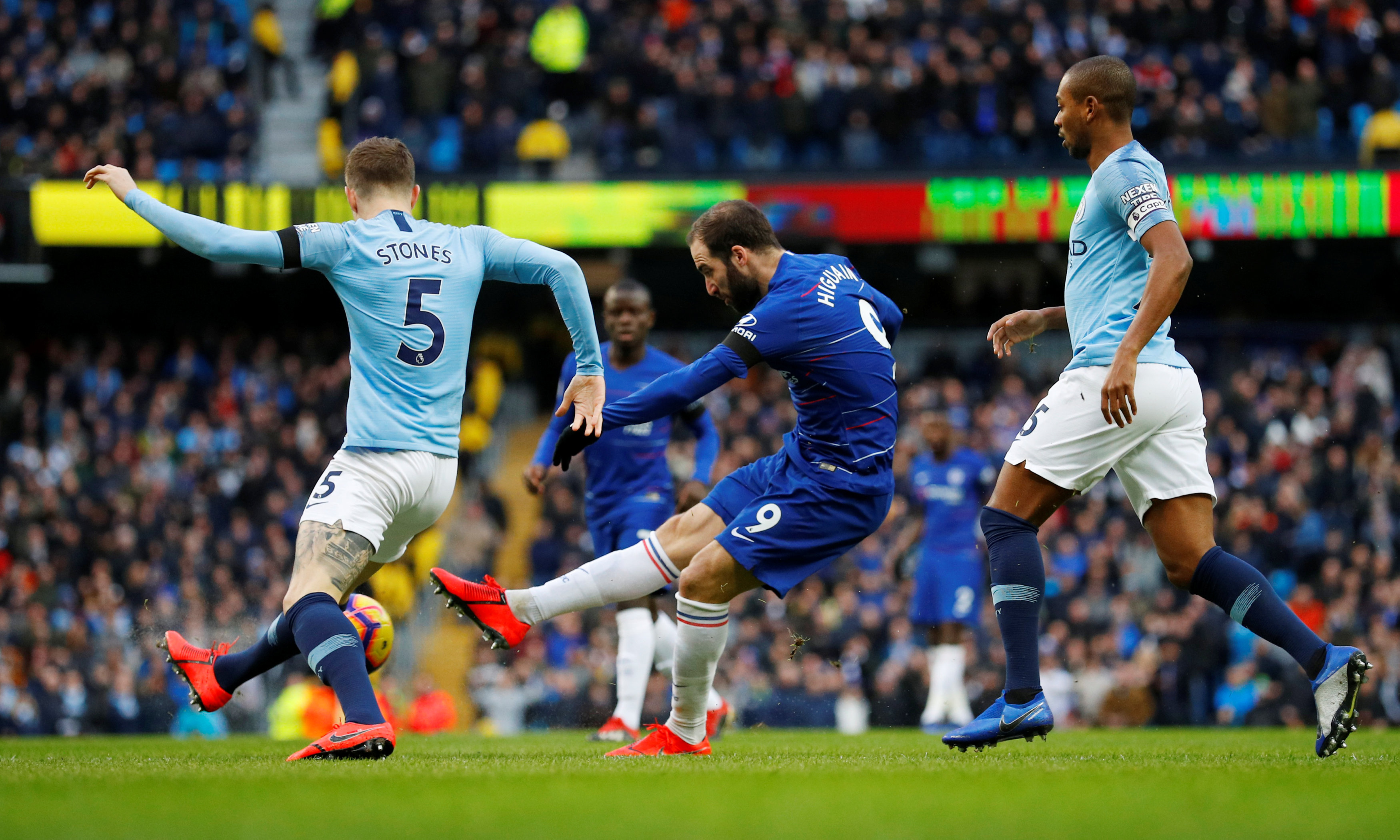 皇马名宿：球队不能被维尼修斯牵着鼻子走，没人把他绑在这（皇马名宿：球队不该被维尼修斯左右，他并非被迫留队）