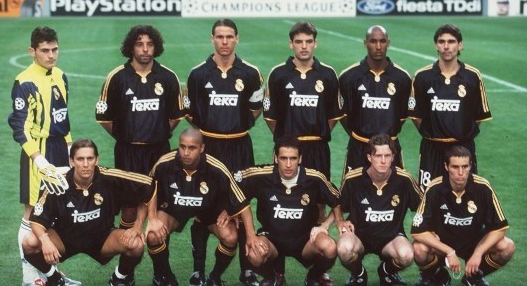 曼联官方分享本赛季全家福，男女足球员一同拍摄（曼联官方发布本赛季合照，男足女足齐亮相）