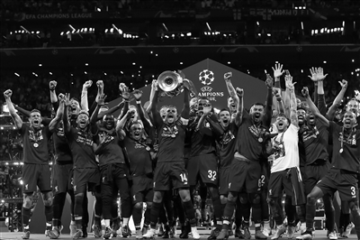 密尔瓦基勇士队在 1957 年击败洋基，汉克·阿伦在决赛中展现关键的长打火力