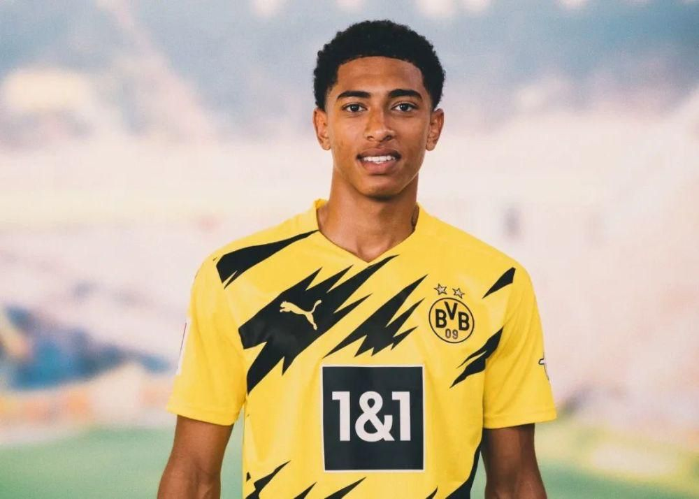 曼联前锋齐尔克泽面临转会，俱乐部对其持开放态度，但仍在培养塞斯科，寻求锋线补充，转会市场激烈争夺中。