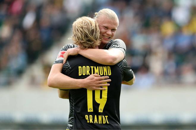 时隔34年维京队再夺挪超冠军，球迷冲入球场内疯狂庆祝