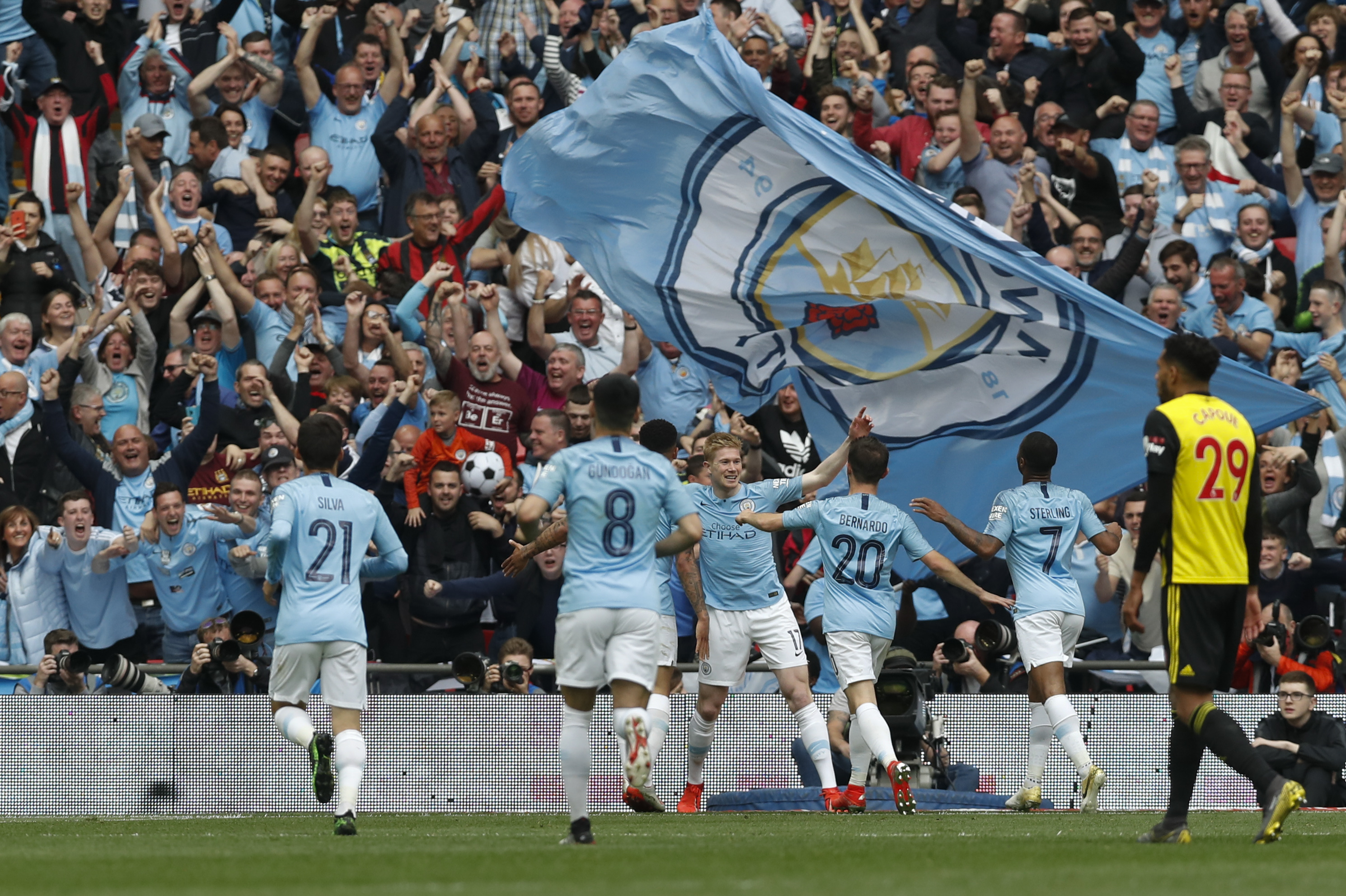 意甲媒体热议：希门尼斯经纪人表示希门尼斯从未想过离开米兰，他会留在球队（意媒关注：希门尼斯经纪人称其从未考虑离开米兰，将继续留队）