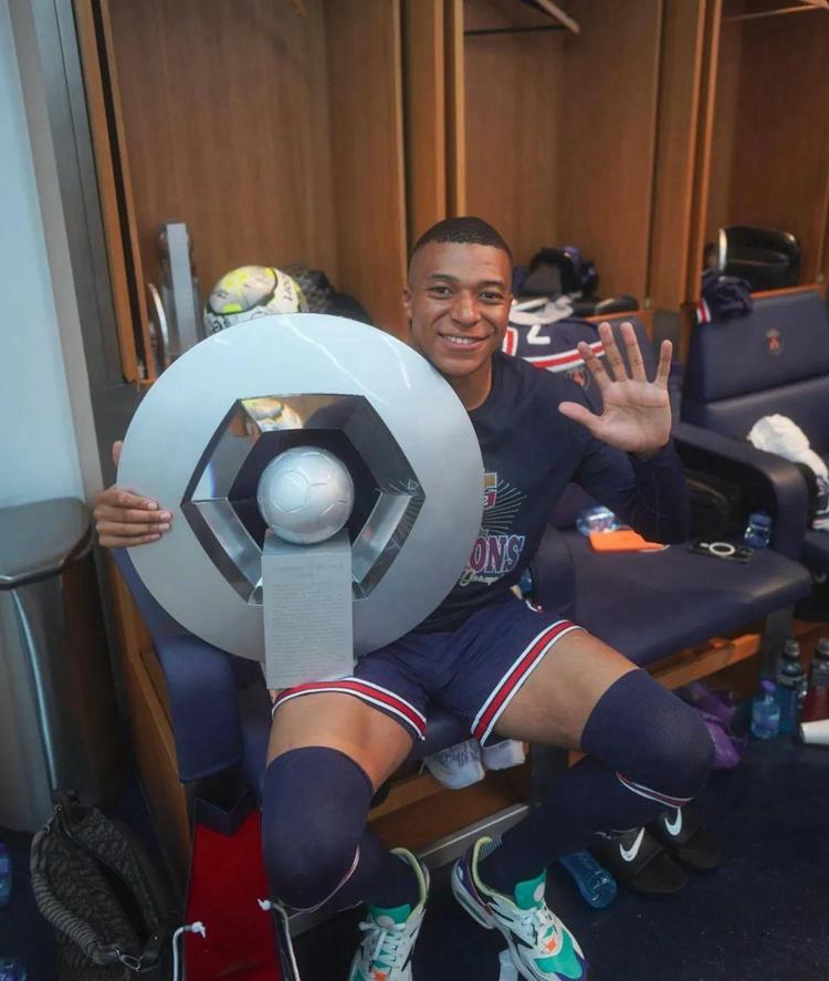 手感火热！小巴里·布朗首节3记三分球轰下11分1板1助1断