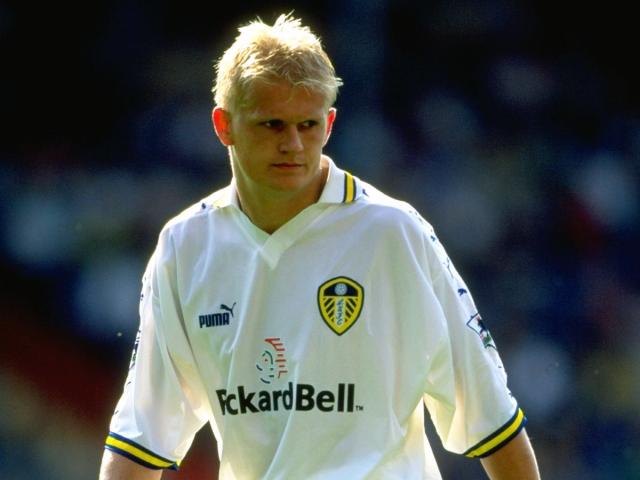 抽象！加纳乔一对一尝试假动作晃动带球过人，直接将球传给对手（离谱一幕！加纳乔单挑频做假动作欲过人，却将球直接送给对手）